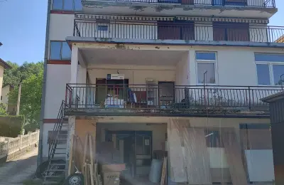 Kuca sa tri stana i dva lokala
