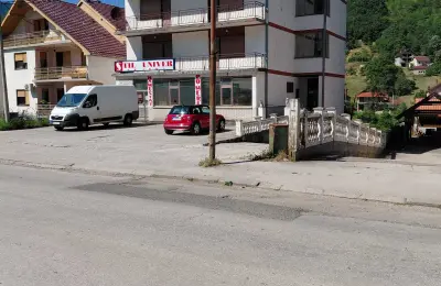 Kuca sa tri stana i dva lokala