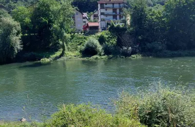 Kuca sa tri stana i dva lokala