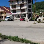 Kuca sa tri stana i dva lokala