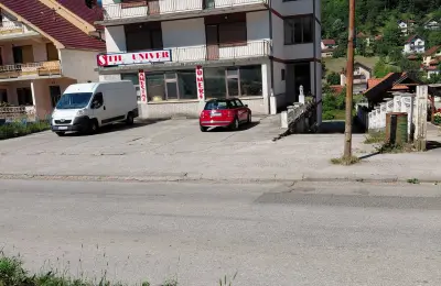 Kuca sa tri stana i dva lokala