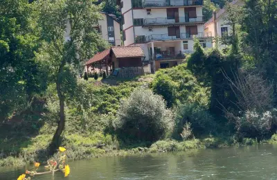 Kuca sa tri stana i dva lokala