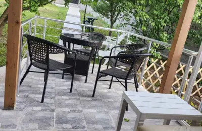 Sredjena kuca 200m2 sa visokim zidovima i potpuno privatnoscu-4km od Soko Banje-Resnik Galerija slika