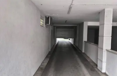 Prava garaža, dvorište, nivo tla, struja, brojilo