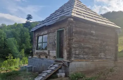 Prodajem plac sa brvnarama na Zlatiboru