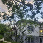 Sredjena kuca 200m2 sa visokim zidovima i potpuno privatnoscu-4km od Soko Banje-Resnik Galerija slika