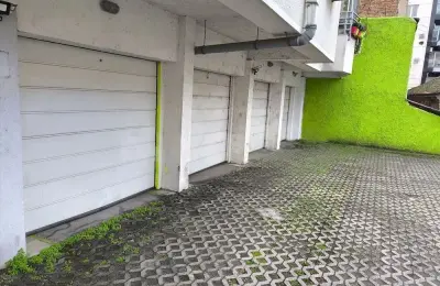 Prava garaža, dvorište, nivo tla, struja, brojilo