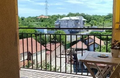 Prodajem dvoiposoban kompletno namešten i uknjižen stan