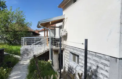 Sredjena kuca 200m2 sa visokim zidovima i potpuno privatnoscu-4km od Soko Banje-Resnik Galerija slika